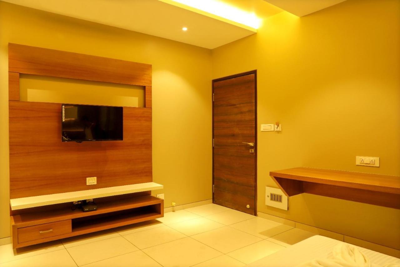 Hotel Ravikiran Kolhapur Esterno foto